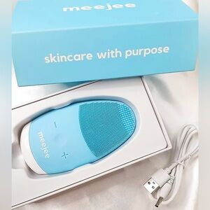 NWT meejee Silicon Massaging Facial Cleansing Device Blue